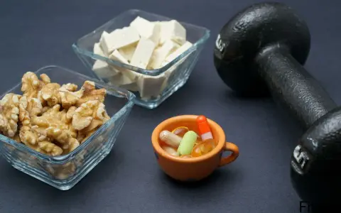 Noix, tofu, haltère et pilules : des éléments pour manger sainement et se muscler.