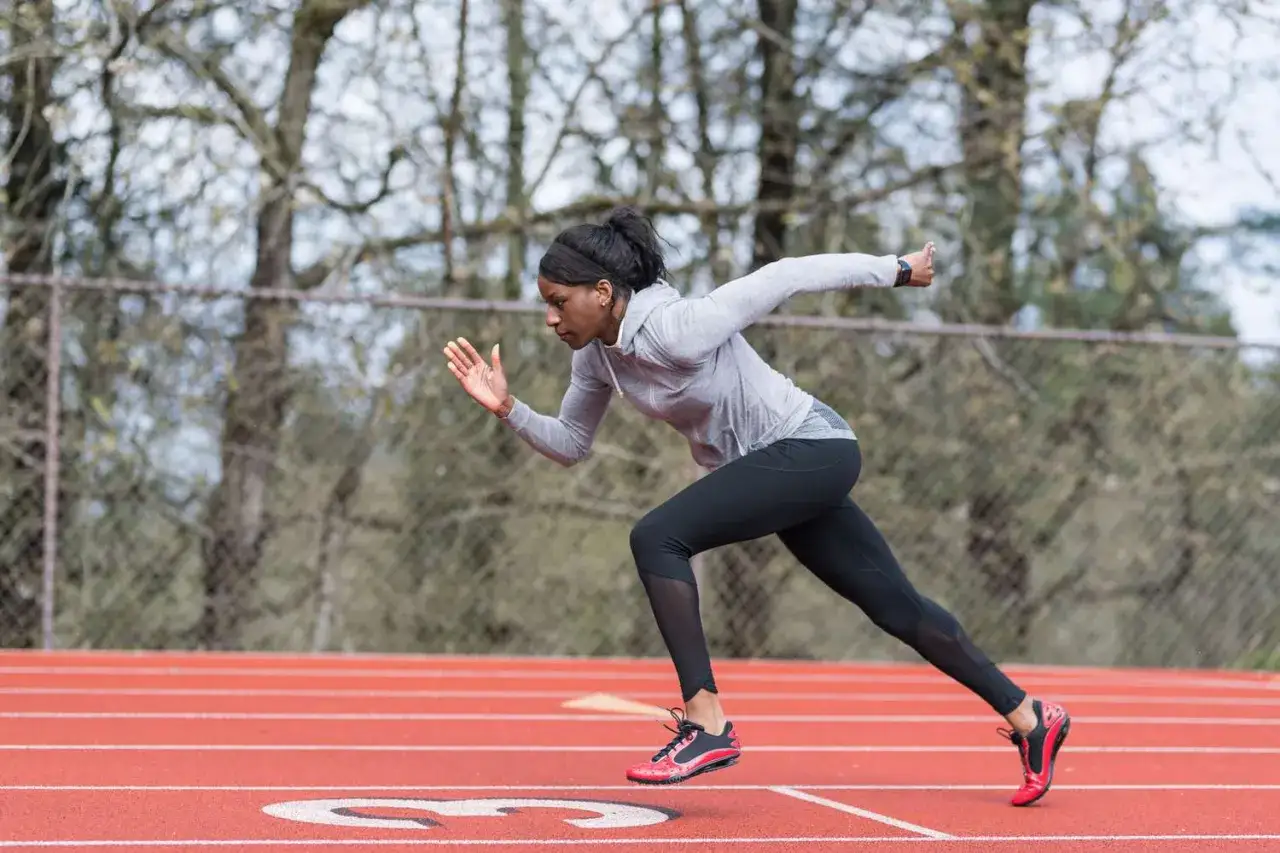 Athl&egrave;te en pleine action sur la piste, concentr&eacute;e pour sa s&eacute;ance VMA. Elle s'&eacute;lance avec puissance, pr&ecirc;te &agrave; battre ses records.