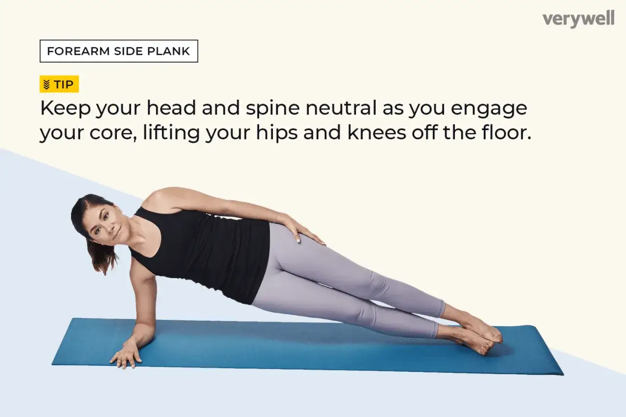 Femme effectuant un gainage lat&eacute;ral sur un tapis bleu, le corps align&eacute; sur son avant-bras.
