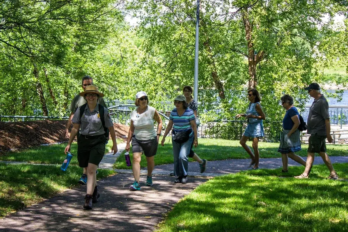 Un groupe de randonneurs profite d'une promenade ensoleill&eacute;e. Une heure de marche, c'est id&eacute;al pour br&ucirc;ler des calories et admirer la nature.